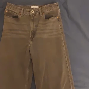 Grå jeans - Säljer urvuxna jeans, köpta från h&m. Lite slitna längst ned i benen men är annars i toppskick!