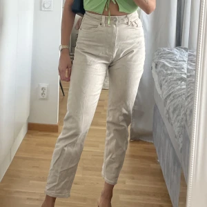 Beige jeans - Sköna och snygga (momjeans) men tyvärr för små på mig. Skulle säga att detta är en liten 36a! Sparsamt använda. 