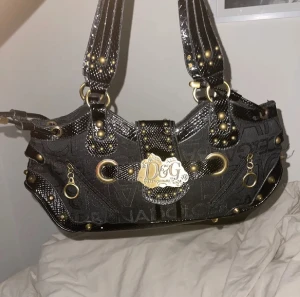 Dolce Gabbana Handväska - Jättesnygg handväska från Dolce & Gabbana! Bra fack inuti, passar till allt 🖤Svarar gärna på frågor! 