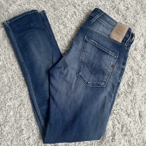 Replay anbass jeans - Tja, säljer nu dessa riktigt feta o grischiga replay jeans i modellen ”anbass”. Storleken är 32/32 och de sitter slim. Hör av dig vid frågor eller funderingar!