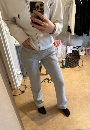 Low Waits mjukisbyxor från BikBok - Lågmidjade mjukisbyxor från BikBok. Säljer pågrund av att dem var lite för små, jag brukar ha XS-S🌟 Helt nya med prislappen kvar. Köpta för 399kr💞Jag är 165cm💞🎉 LÄGGER UPP IGEN DÅ HON SOM VAN INTE SVARADE MIG MER