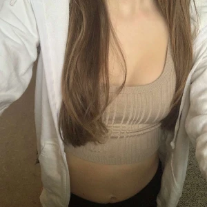 Beige topp - Beige brun topp från HM i storlek XS. Kan användas som cropped top/ layering. Den är väldigt cropped ❤️