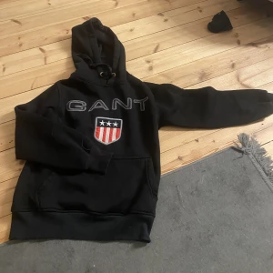 Gant hoddie i nyschik  - Svart gant hoddie fick i födelsedagspresent men har vuxit ut den nypris 899kr mitt pris 199kr så  väldigt bra pris  kostar 199kr säljer nu för 150kr