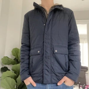 Field jacka  - Jätte fin Field jacka ifrån selected homme, skick 10/10, storlek S passar folk runt 180, jackan är varm och passar perfekt som en vinter jacka! vid frågor eller funderingar är det bara att höra av sig! Obs betala gärna med postnord!