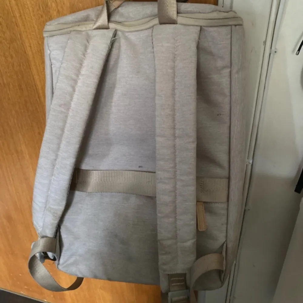 Ryggsäck/väska med många bra fack, kom privat för fler bilder. Nypris ca 400kr. Hör av dig vid frågor eller intresse💗. Laukut & Käsilaukut.