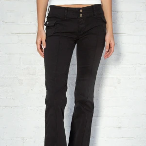 Svarta jeans  - Säljer för ja inte använder dom länge, de ser ut som nya🫶🫶