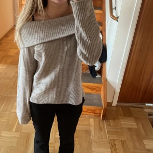 Stickad tröja - Säljer denna off shoulder tröjan då den inte kommer till användning. Använd ett fåtal gånger. Storleken är L då jag ville att den inte skulle sitta så tight🤍