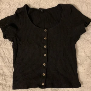 Topp - Svart topp med knappdetaljer från monki