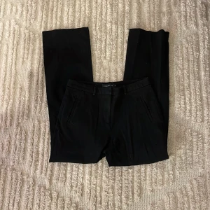 STOCKH LM kostymbyxor - Själjer mina kostymbyxor ifrån MQ STOCKH LM eftersom dom tyverr är för små för mig. Dom är små i storleken men är i väldigt bra skick då dom inte använt så mycket. Nypris 1500kr men säljer för 450kr. 