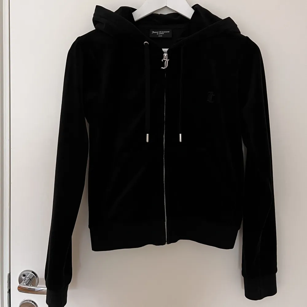 En vanlig svart velour zip hoodie i bra skick. Säljer den på grund av att den har blivit för liten för mig. . Hoodies.