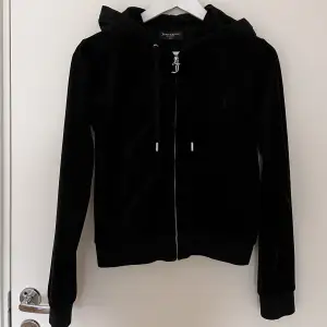 En vanlig svart velour zip hoodie i bra skick. Säljer den på grund av att den har blivit för liten för mig. 