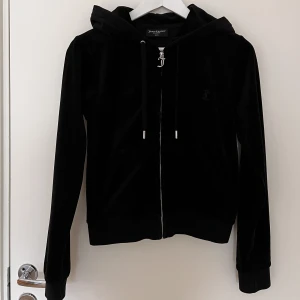 Juicy Couture kofta - En vanlig svart velour zip hoodie i bra skick. Säljer den på grund av att den har blivit för liten för mig. 