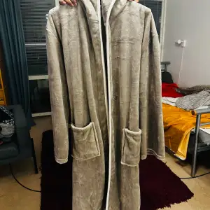 Unused luxury bath robe for sell. Price 500 sek