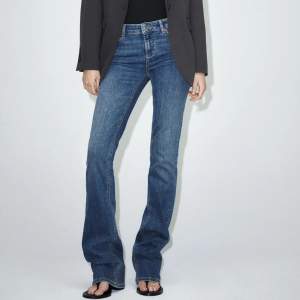 Säljer super fina blå Zara jeans! 💙 Mycket fint skick, perfekt storlek! Lågmidjade!🤩 Bara att skriva om man är intresserad av fler bilder! 📸 💘 