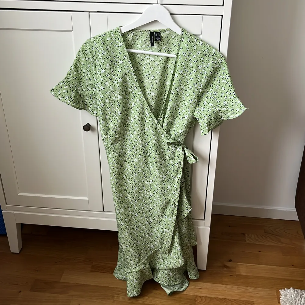 Superfin grön klänning från vero Moda. Aldrig använd så helt i nyskick!. Klänningar.