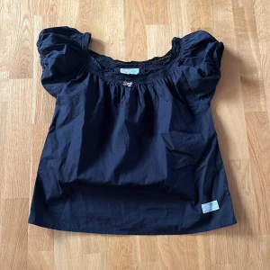 Svart Odd Molly topp - Jättefin svart Odd Molly blus, som jag säljer då den inte kommer till användning! 