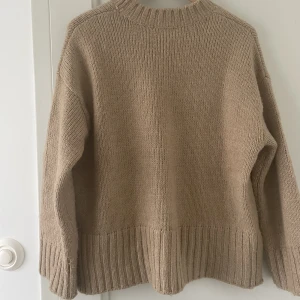 Stickad tröja - Såå mysig stickad tröja! Storlek S men känns mer som en M tycker jag💗💗