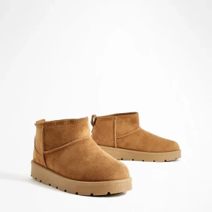 Korta uggs  - Helt oanvända, för små för mig orkar inte skicka tillbaka  Jätttte fina och sköna. Stl 37 men skulle nog kunna passa 38.  Köparen står för frakten  Eller upphämtning i Uppsala  Köpta på boohoo så alltså INTE ÄKTA och är helt slutsålda där