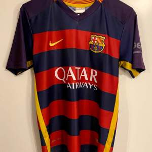 Fotbollströja från Nike, FC Barcelona enligt bilder, slitet tryck på reklamslogan på ena ärmen annars i gott skick