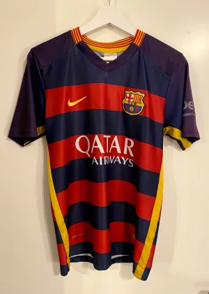FC Barcelona t-shirt stl XS eller S - Fotbollströja från Nike, FC Barcelona enligt bilder, slitet tryck på reklamslogan på ena ärmen annars i gott skick