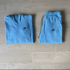 Oanvänd Baby blue Nike tech denna modell säljs inte i någon affär längre. Priset på retail ligger på 4500kr ja säljer den för 2000.