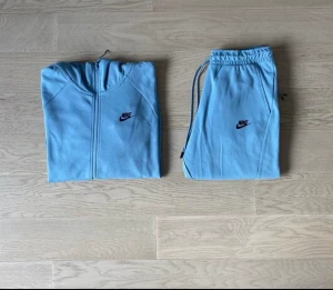 Baby Blue Nike tech  - Oanvänd Baby blue Nike tech denna modell säljs inte i någon affär längre. Priset på retail ligger på 4500kr ja säljer den för 2000.