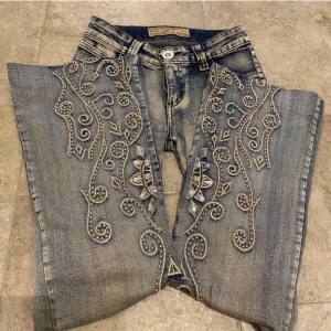 Lågmidjade jeans - As snygga jeans med broderier på, flare och lågmidjade. Alla pärlor och annat är kvar! Passar mig som är 168 och har midjemått 35-36cm och innerbenslängd 80. De är uppsydda och kan göras längre ❤️ 550kr vid snabb affär 