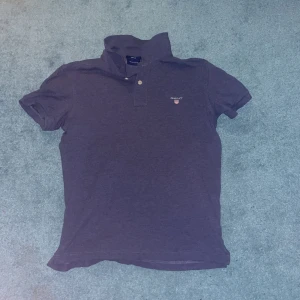 Gant piké  - Två fina gant pikéer för otroligt bra pris, båda är i 9/10 skick och båda är storlek M skriv gärna för fler frågor om storlek eller annat, ni kan köpa båda eller bara en av dem isåfall skriver ni om ni vill köpa bara en, pris kan diskuteras. Mvh 