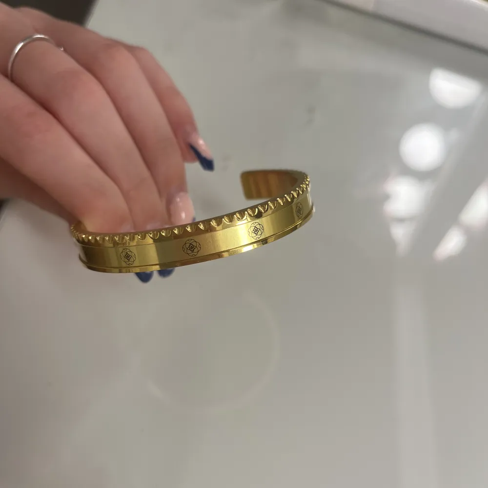 Guldarmband från Ezele Sweden, (18k guld) Super snygg och passar till allt!  Oanvänd och i super bra skick💕 Original pris: 1250kr Pris kan diskusteras :). Accessoarer.