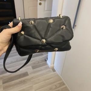 Mini väska med nitar  - Snygg väska med gulddetaljer