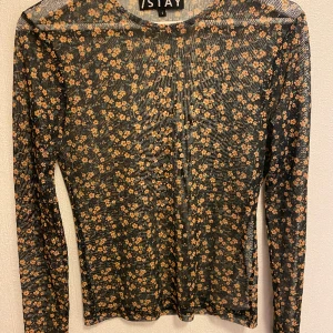 Mesh-topp - En svart mesh-topp med orangea blommor! Fint skick! Storlek S. Finns på andra sidor också 🥰