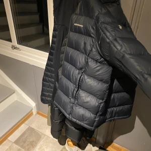 Peak Jacka - Cond 7/10 1 skada på vänster ärm.  Köpt för ca 4500 på intersport (2020-21) Mitt pris kan diskuteras