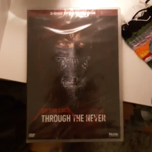 Metallica 2 dvd - Helt oöppnad och i super bra skick. Säljer för att jag behöver pengar och jag har inte tid att kolla på filmen:/  Språk: engelska tid:ca 88min Kontakta vid frågor❤