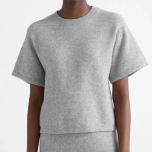 & Other stories tröja  - Säljer denna tröjan då den inte kommer till användning. Den har inga defekter eller slitage. Den är i bra skick! Storleken är S men sitter mer som XS