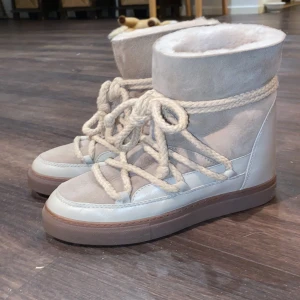 Inuikii vinterskor!!! - Säljer min inukii vinter skor med klack, bara använda några få gånger och har jättefint skick. ❤️‍🔥 Nypris - ca 2400/2900kr