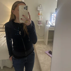 Juicy Couture tröja - Super fin marinblå juicy couture tröja. Säljer pågrund av att den är förliten och den kommer inte till användning längre❤️