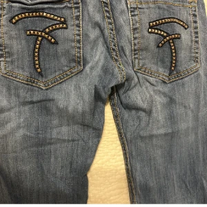 Lågmidjade bootcut jeans med coola fickot - PASSA PÅ DET ÄR FRI FRAKT ❗️❗️❗️Säljer dessa jeans pga de är försmå för mig tyvärr! 86 cm innerbenslängd och 36 cm rakt över midjan. Fickorna är så coola och det är verkligen ett par sjukt snygga jeans❤️