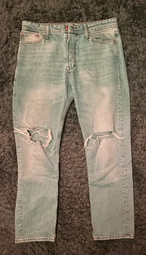 Jack and Jones Jeans - Ett par nästan helt oanvända Jack and Jones jeans, modell Chris Loose💸