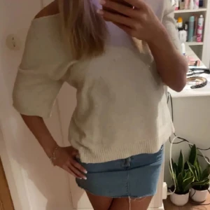 Off shoulder tröja - Säljer denna stickade tröjan som är offshoulder, köpte den av någon annan här på plick och den passade inte, den var lite för stor och säljer därför den igen!! Lånade bilder och tryck ej på köp nu, den är lite nopprig 💓💓