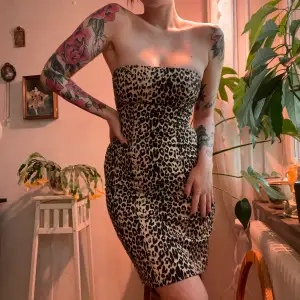 Leopardmönstrad strapless tajt klänning 