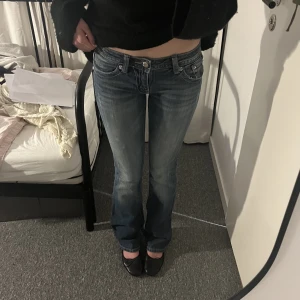 Bootcut miss me jeans  - Lågmidjade supersnygga bootcut miss me jeans med paljetter. De saknar en av bakfickeknapparna, men det märks inte pga paljetterna. Mycket bra skick och verkligen en unik design. Skriv gärna o ställ frågor vid intresse ❣️❣️❣️
