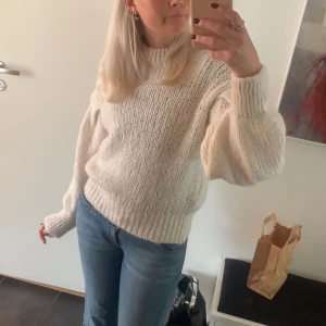 Stickad tröja  - Sååå skön och snygg stickad tröja! Créme vit!💓💓