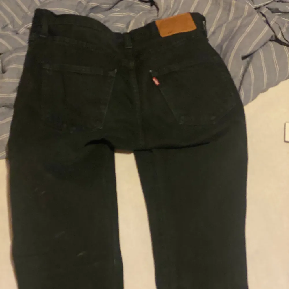 svarta levi’s jeans de har blivit för små för mig så de ligger bara här Width 30 Lengh 32 De är i nyskick knappt använda köptes oktober 2022. Jeans & Byxor.