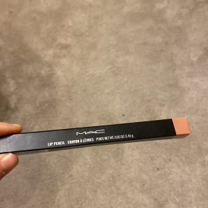 Mac läppenna - Helt oanvänd Mac läppenna i färgen boldly bare som jag köpte för 290. Säljer för 220💗råka köpa fel färg 