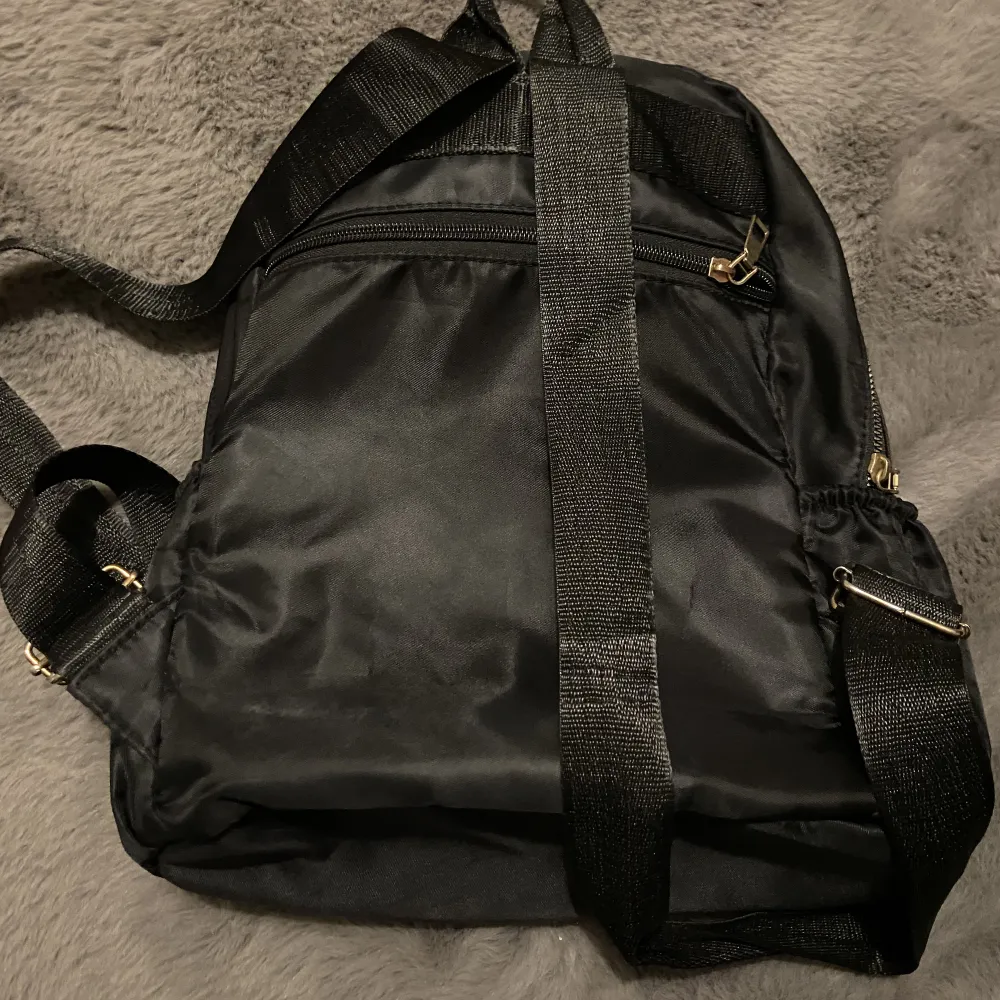 En jätte fin väska med 4 fack. Liten mindre ryggsäck i jätte bra kvalite. Väskor.