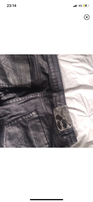 Bootcut silver jeans! - Jättesnygga bootcut silver glittriga jeans med fetaste tagen!! Behöver strykas 🙏