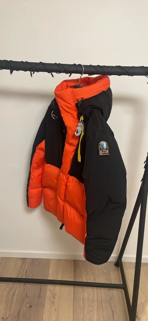 Parajumpers jacka - Jacka till salu. Vill sälja eftersom den är för stor på mig och har bara använts ett fåtal gånger. Fick den i present och den är hundra procent äkta. Pris kan diskuteras vid snabb affär!!
