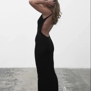 A-dsgn klänning - Klänning med låg rygg från a-dsgn! Helt oanvänd