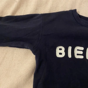 Blå tröja från H&M (XS) - En fin blå tröja, som jag säljer pga att den inte kommer till användning ❤️ PRIS KAN DISKUTERAS! Tvättar innan säljning ❤️🫶🏼