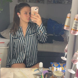 Grön vit randig skjorta - Knappt använd!